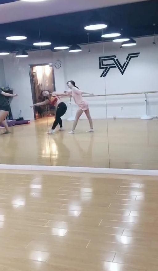 爆料网站吃瓜舞蹈视频,吃瓜舞蹈视频背后的热门话题与热议焦点