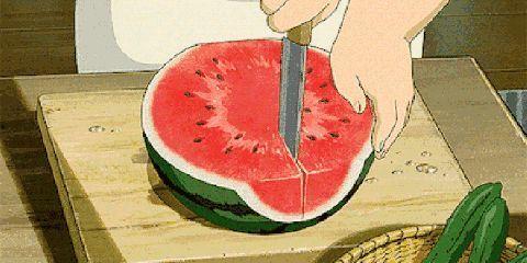 吃瓜群众喂鱼视频播放,鱼儿吃瓜，瓜味如何？