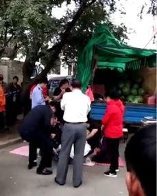 两猛人打架吃瓜视频,吃瓜群众围观现场