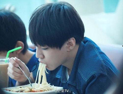 王俊凯断桥吃瓜视频,意外成为网友热议焦点