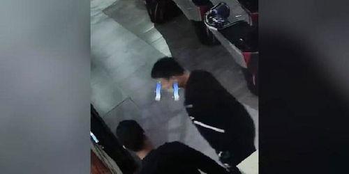 外国吃瓜群众逮捕视频,惊心动魄一幕再现